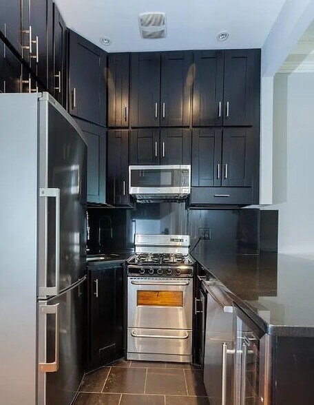 Building Photo - 9 E 75th St