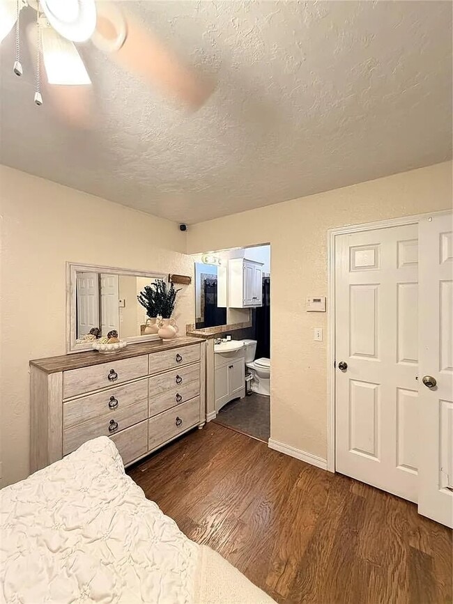 Building Photo - 800 NE 17th Ct