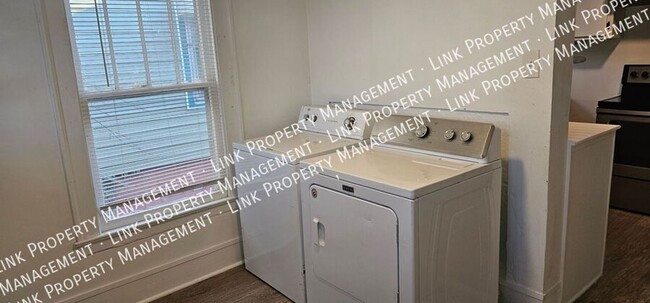 Building Photo - $1395 Quaint 2 bedroom with Washer/Dryer, ...