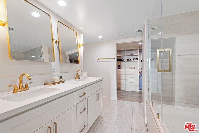 Building Photo - 13700 Marina Pointe Dr