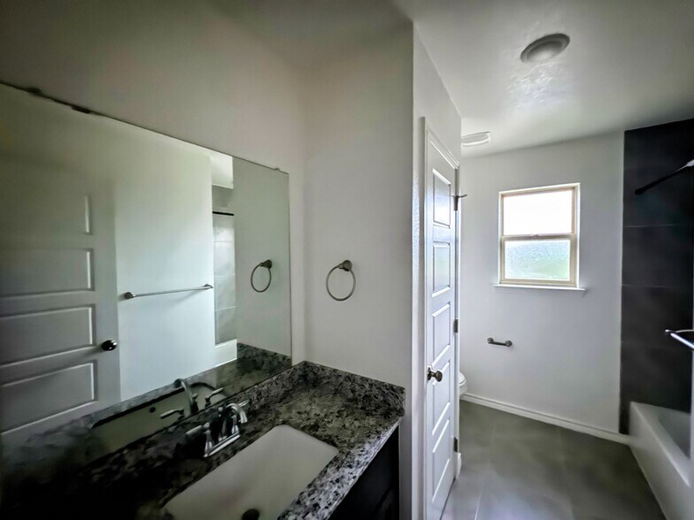 Building Photo - 301 Agua Chiquita Ct