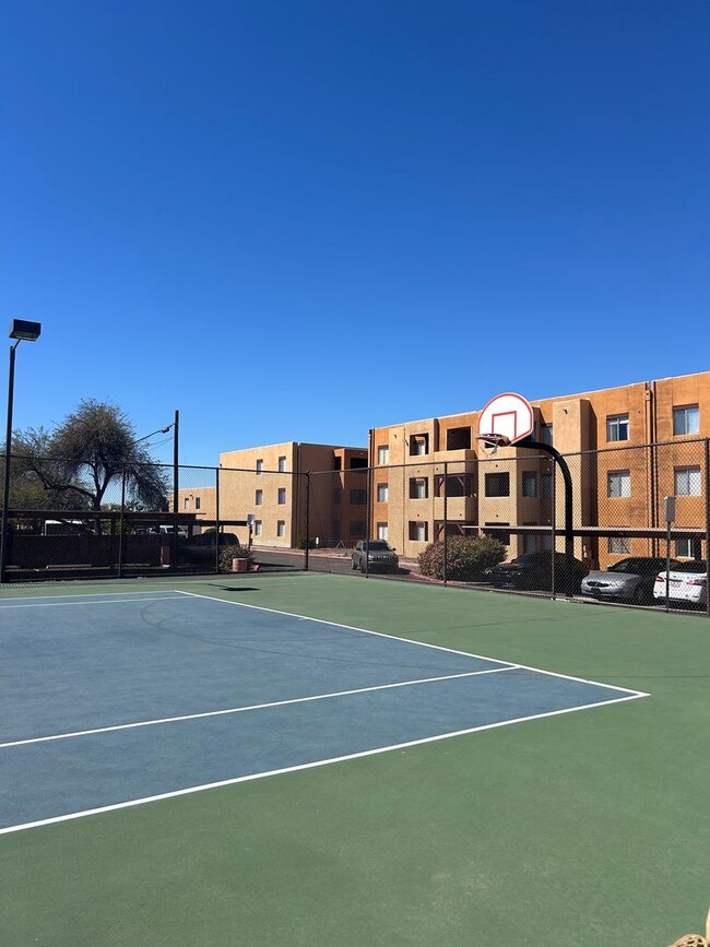Building Photo - 1810 E Blacklidge Dr