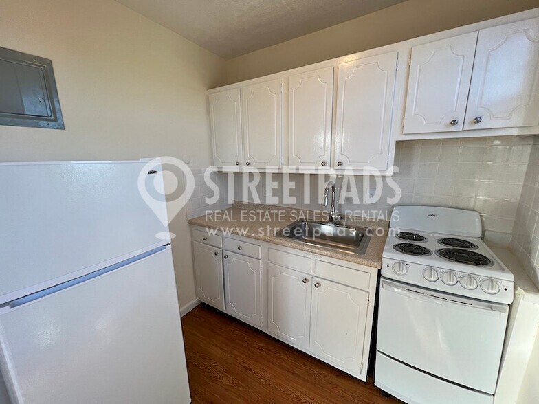 Building Photo - 160 N Beacon St