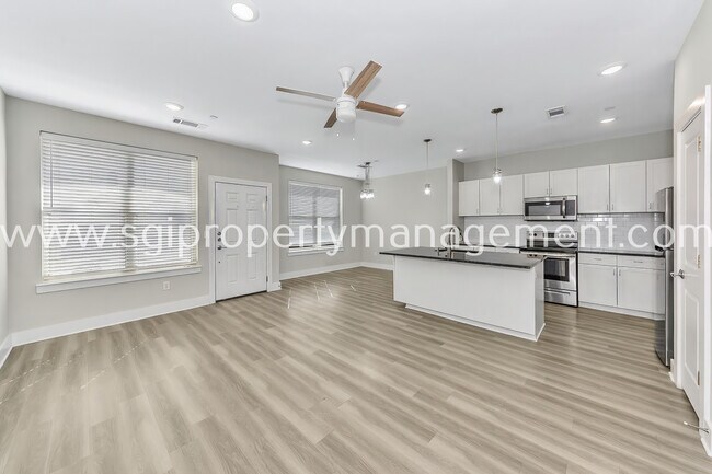 Building Photo - 3604 Aaron Pl