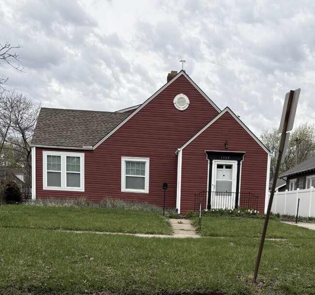 Primary Photo - 1108 S Cedar St