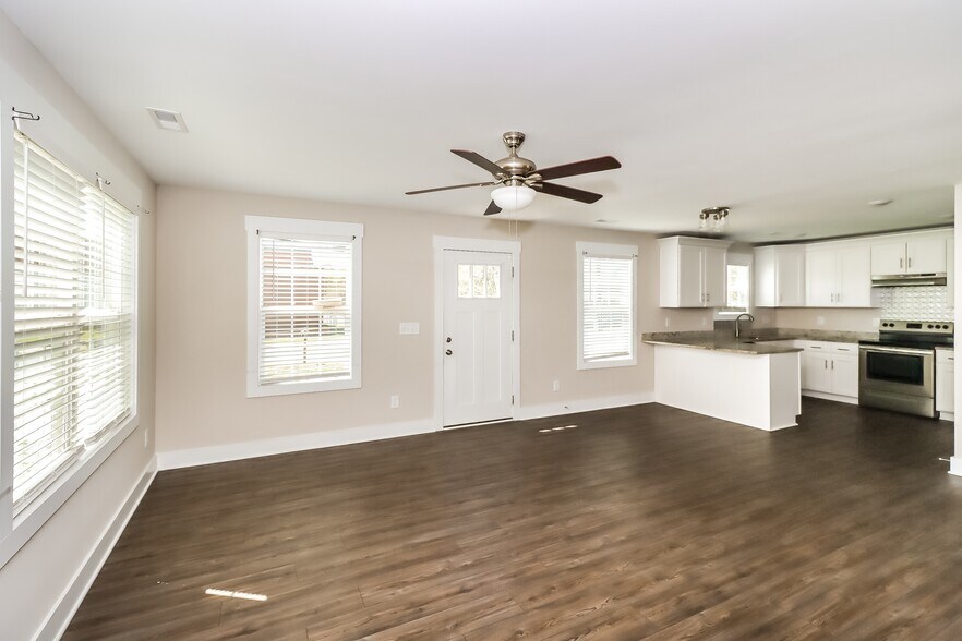 Building Photo - 1020 N Oakwood St