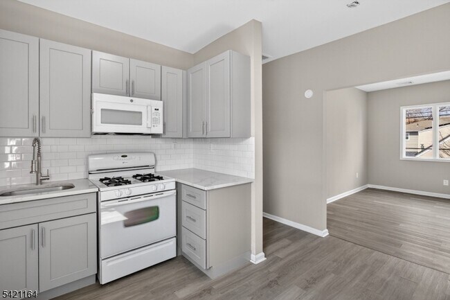 Building Photo - 378 Grand St