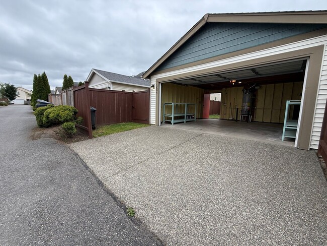 Building Photo - 3 Bedroom DuPont Home for Rent