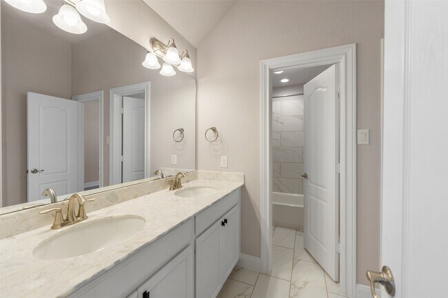 Building Photo - 1524 N Blue Bonnet Ln