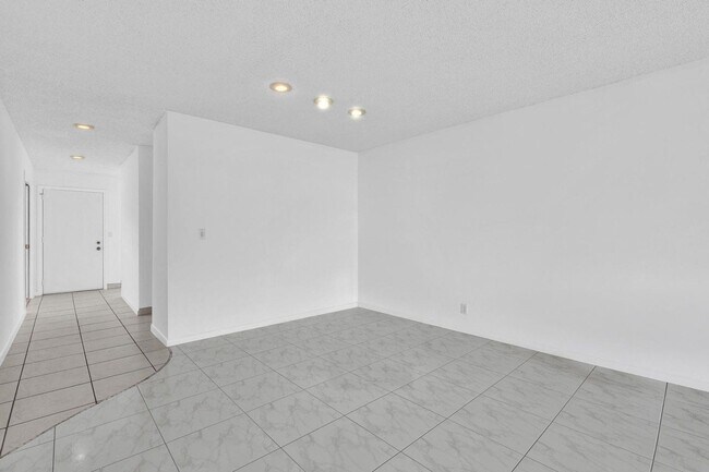 Building Photo - Beautiful 2 bedroom 2 bath in Delray - Desired 55+ community