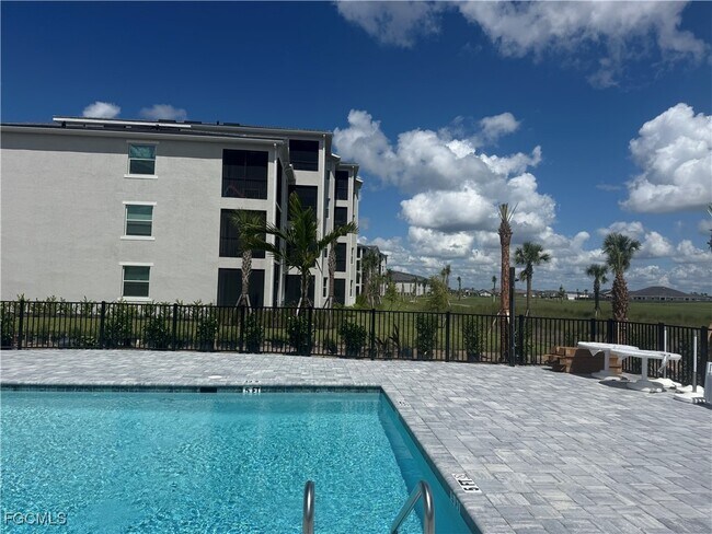 Building Photo - 15285 Grn Acrs Ave