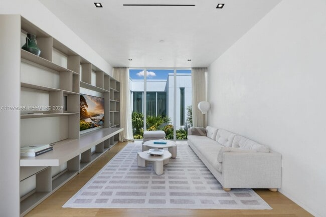 Building Photo - 1051 W 48th St