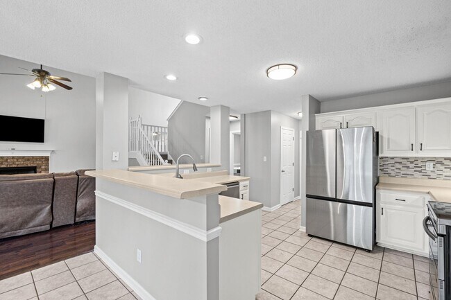 Building Photo - 713 Elizabeth Dr
