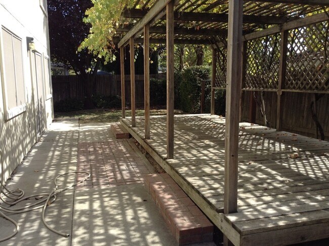 Building Photo - Beautiful 5 bedroom 3 bath home located in Antelope!