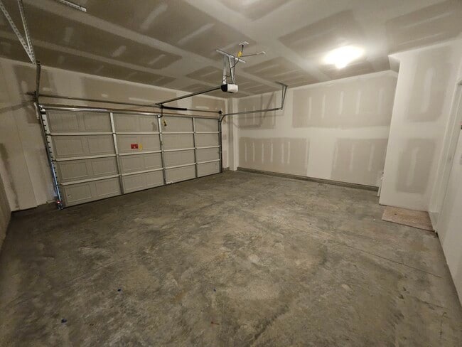 Building Photo - 128 Rosebush Ln