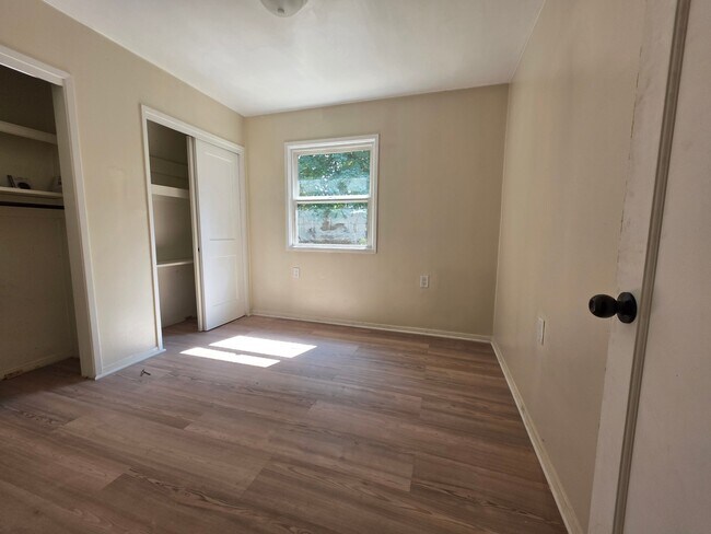 Building Photo - 1420 Madrona Ave SE