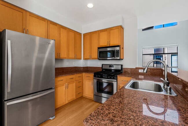 Building Photo - Modern 2BD/2BA Townhome w/ Private Yard, G...