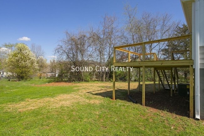 Building Photo - 1608 Autumn Ridge Dr