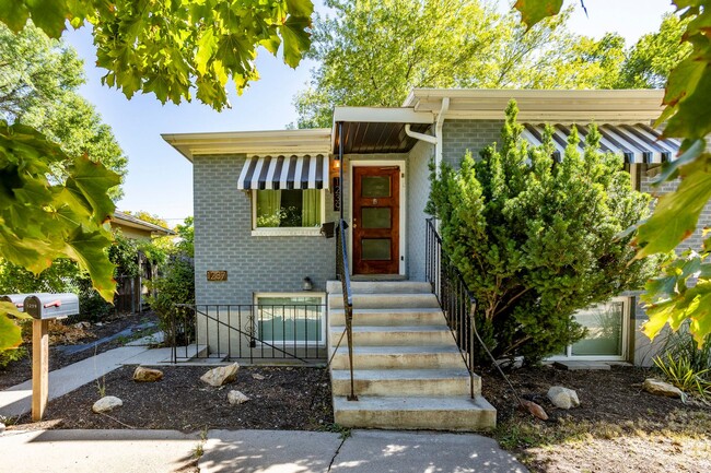 Primary Photo - Refreshed Apartment Near Liberty Park