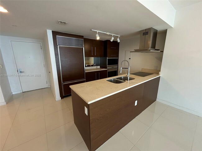 Building Photo - 495 Brickell Ave
