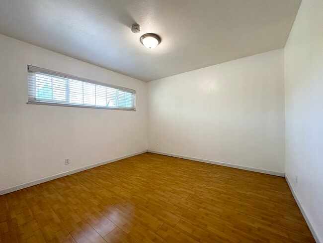 Building Photo - 3 bedroom 1 bathroom home located in Sacra...