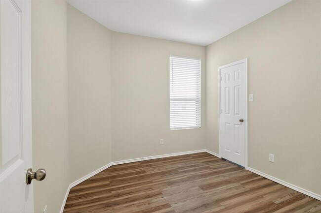 Building Photo - 137 Miracle Dr