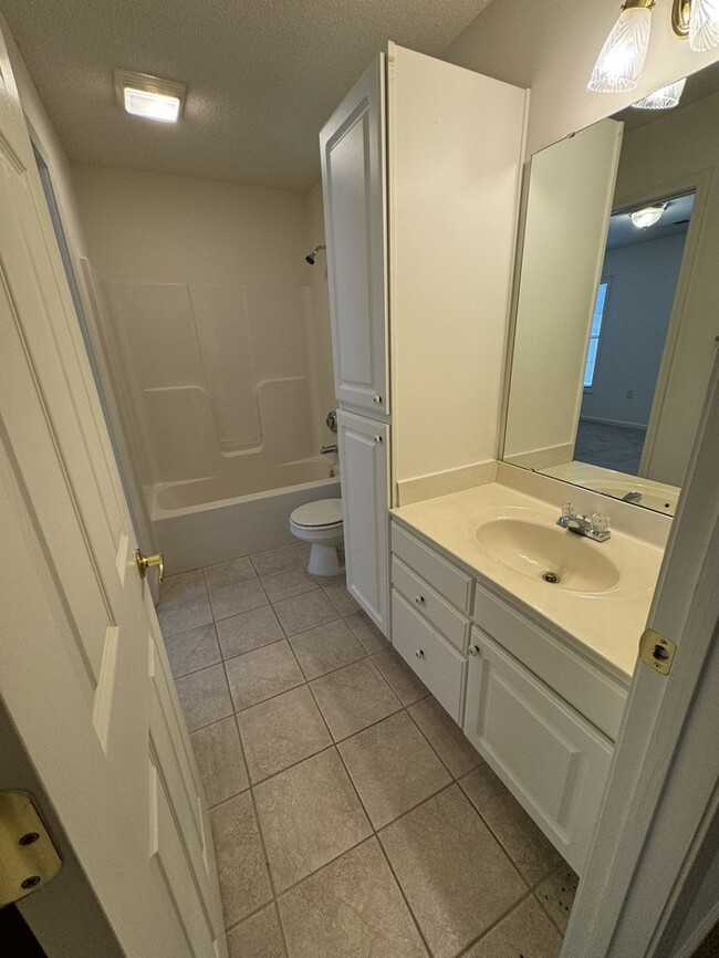 Building Photo - Move In READY! 2 bed 2 Bath with Garage! C...