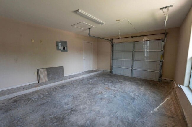 Building Photo - 204 N Espana Dr