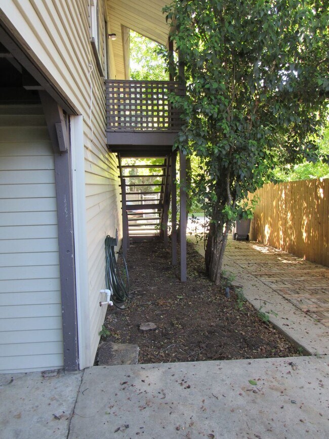 Building Photo - 2 Bedroom in Alamo Heights!