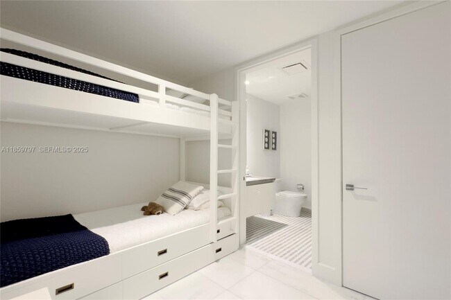 Building Photo - 700 NE 26th Terrace