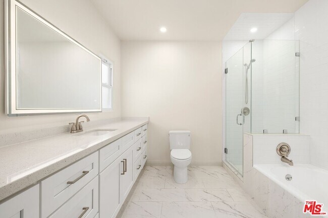 Building Photo - 120 S Poinsettia Pl