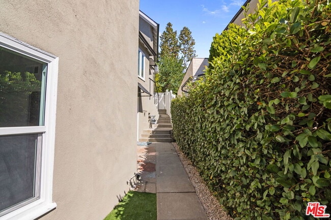 Building Photo - 2383 Panorama Terrace