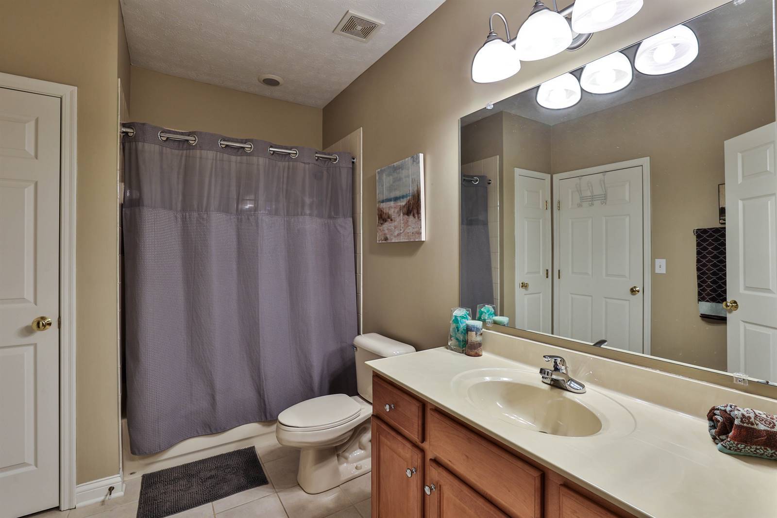 Full Bathroom - 11633 Chancery Ln