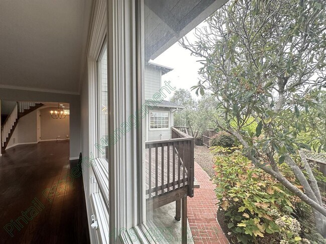 Building Photo - 108 Club Dr