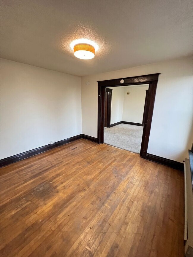 Building Photo - 1st Floor 1+ Bedroom Apartment! AVAILABLE MAY!