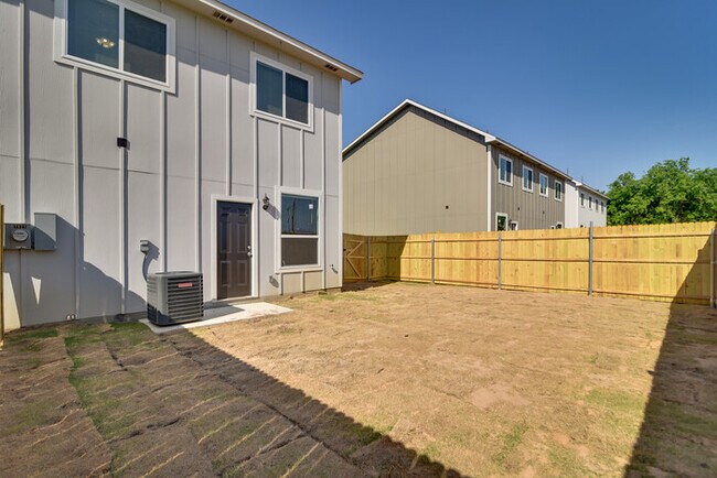 Building Photo - Brand New 3 bed 2.5 Duplex