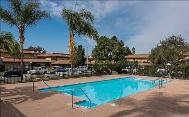 Building Photo - Spacious 2 bedroom 1 bathroom Condo with L...