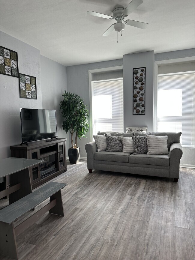 Building Photo - 3209 Iowa Ave