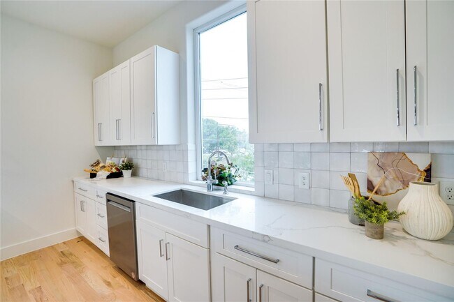 Building Photo - 1 Bedroom Townhome with Rooftop Deck and 1 Car GAR Near Lower Greenville and Henderson