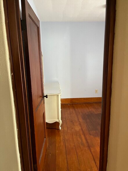 Entry to front bedroom - 719 W 2nd St