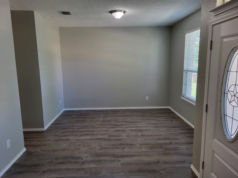 Building Photo - 2943 Deer Ridge Dr