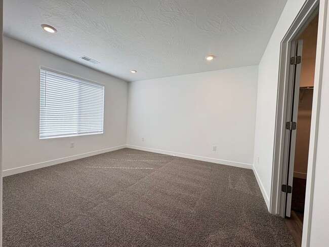 Building Photo - FOUR BED HOME AVAILABLE NOW