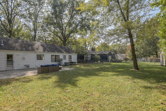 Building Photo - 2324 W 79th Terrace