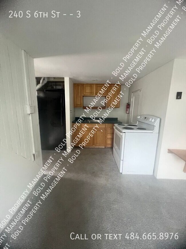 Building Photo - 240 S 6th St