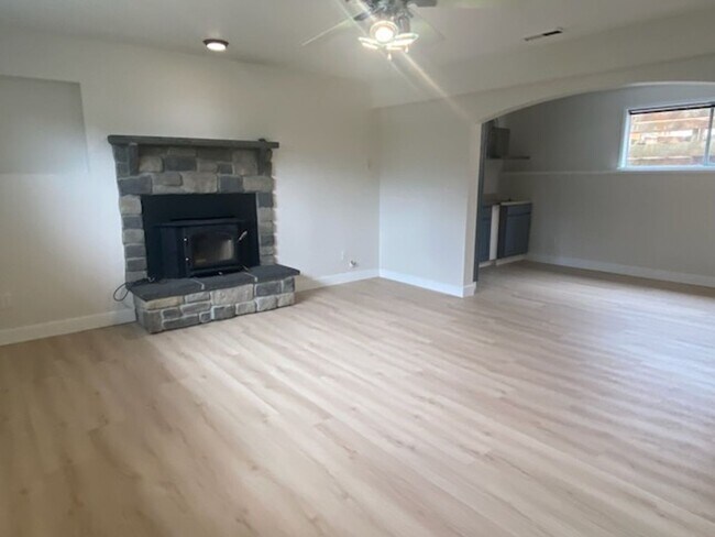 Building Photo - $3950 2520 SqFt, SFH/4BDR,2BA,office/Garag...
