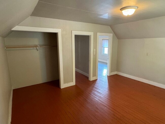 Building Photo - 2 Bedroom in Triplex Near Downtown and Campus
