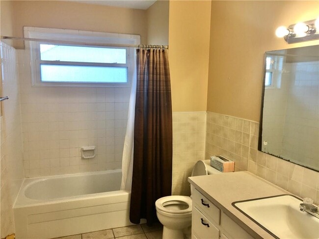 Building Photo - 101 E 1st St