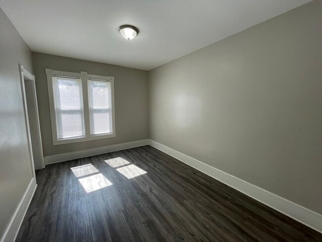 Building Photo - Downtown Sparta Two Bedroom Upper Unit