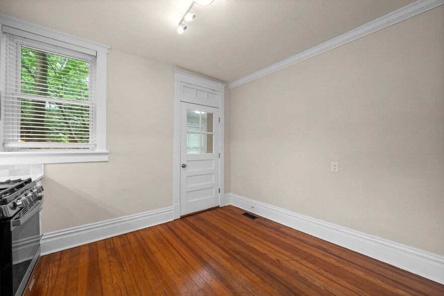 Building Photo - 2126 Yale Ave