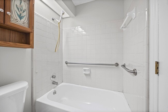 Building Photo - Light and bright 2-primary suite, 2-bath condo in Firethorne of Charlotte.